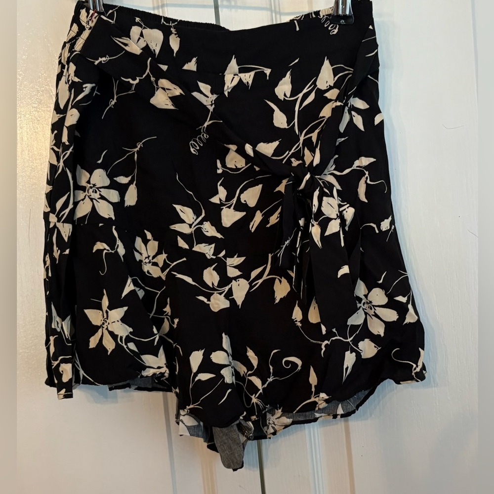 LUSH WOMENS SHORTS, BLACK & IVORY, size large